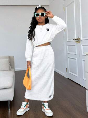 SHEIN Kids Cooltwn Tween Girl Letter Patched Drop Shoulder Crop Pullover & Skirt | SHEIN