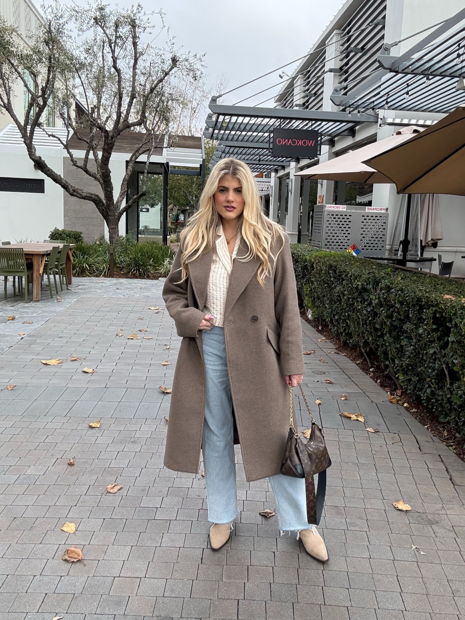 Love wearing this H&M coat long and so perfect for winter elevates your style.

Zara, Jeans 
HM, coat 
Boots, HM
Louis Vuitton, Handbag 
Zara, Top


#LTKFindsUnder50 #LTKNYFW #LTKItBag