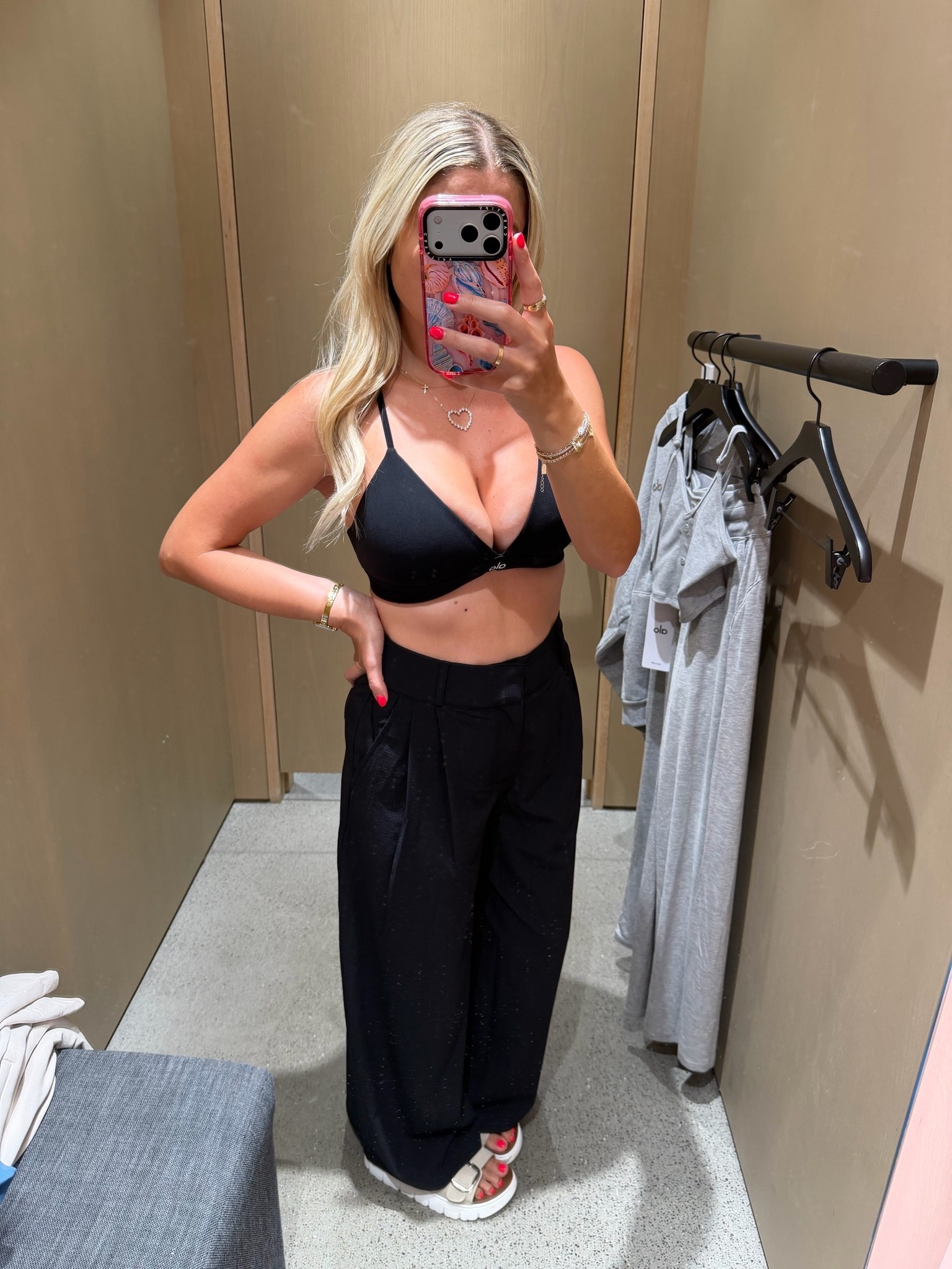 @Alo Yoga outfit
M bra
Xs short pants 
Sandals tts