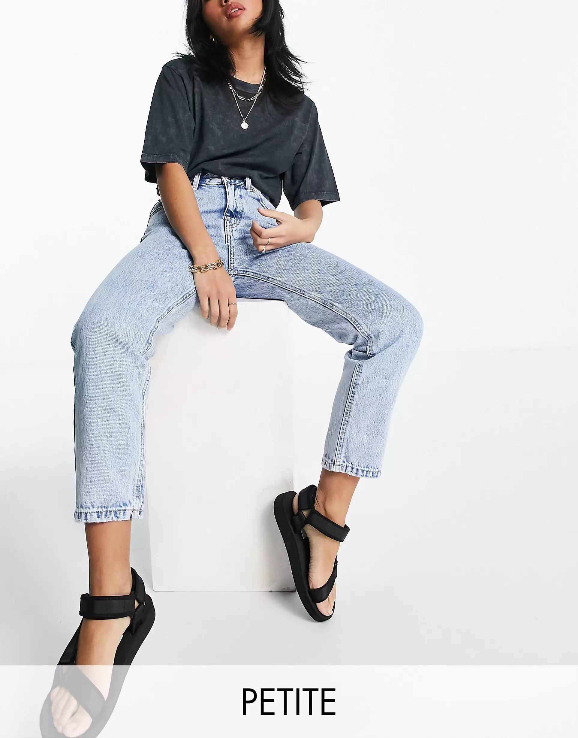 Pull&Bear Petite high waisted basic mom jean in light blue | ASOS (Global)