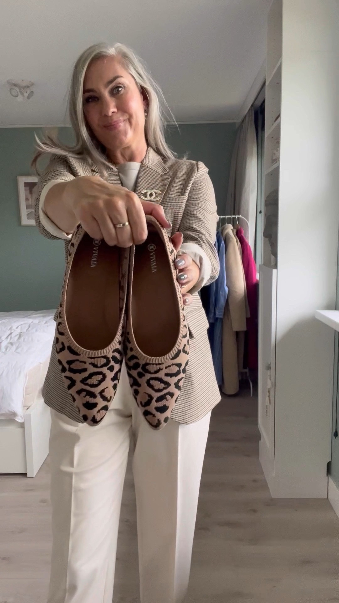 30 days of fall/winter outfits 

Uniqlo supima cotton t-shirt, cream heattech pleated trousers, H&M plaid blazer, Vivaia leopard print flats, Chloe perfume, Celine style sunglasses, Louis Vuitton Pochette Métis reverse bag. 

#LTKover40 #LTKSeasonal #LTKworkwear