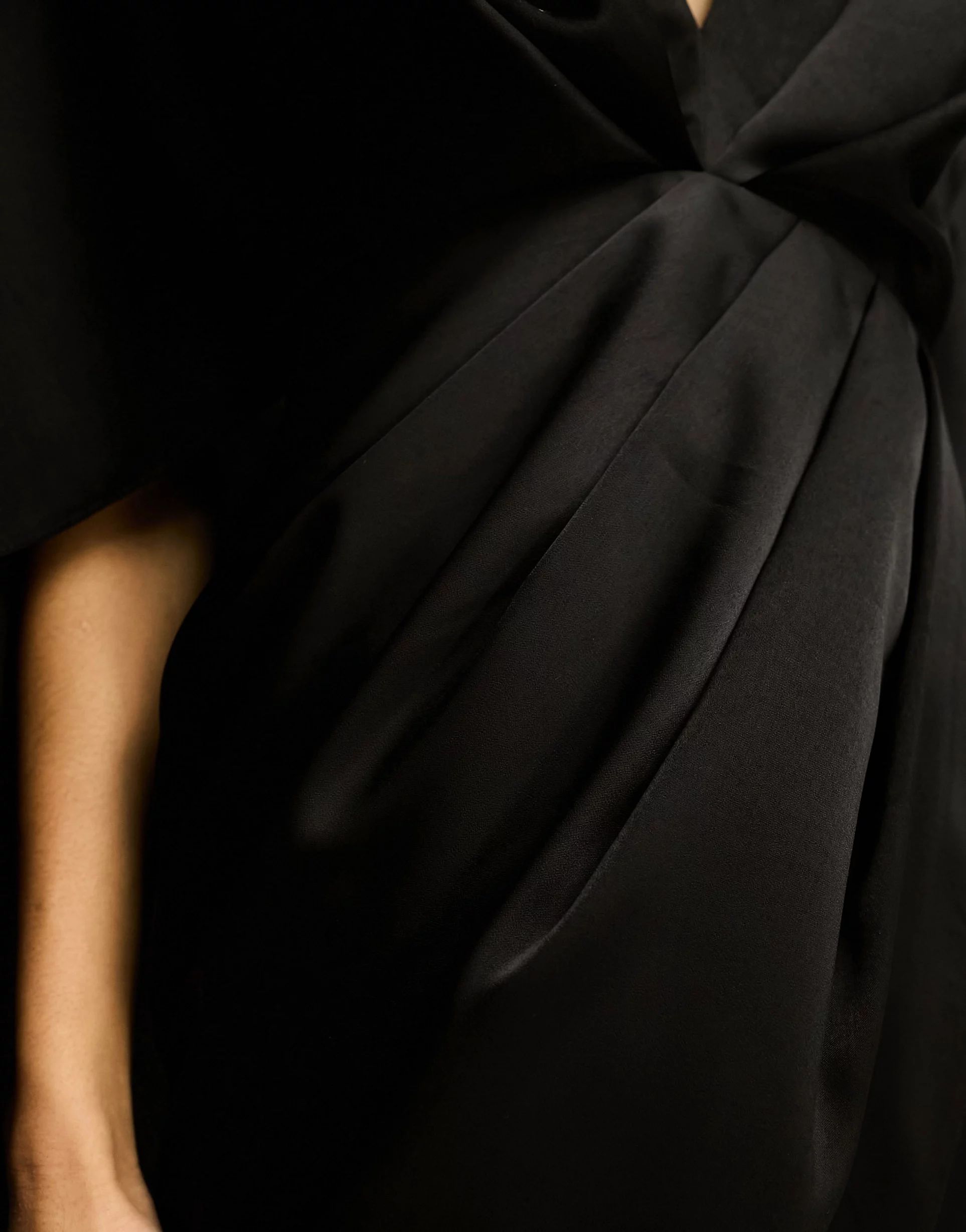 ASOS DESIGN - Midi jurk van satijn met vleermuismouwen, plooien en gedrapeerde rok in zwart | ASOS (Global)