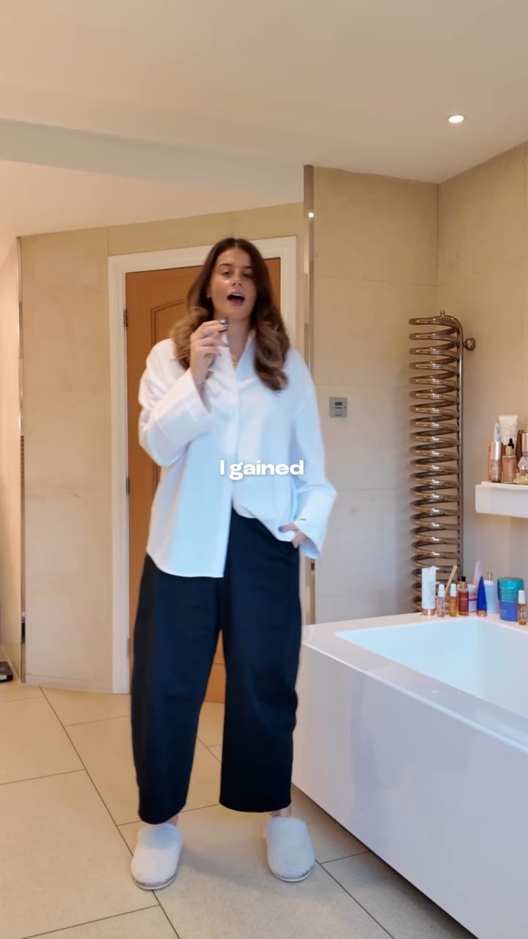 the perfect barrel leg trouser is back: 

@uniqloeurope >>>>> 

hello new friends, thanks for being here xxx

outfit details linked on my @shop.ltk @ltk.europe (link in bio & on stories) 

trousers @uniqloeurope 
shirt @4thandreckless 
shoes @mango
scarf @marksandspencereu 
bag @songmont
blazer @zara