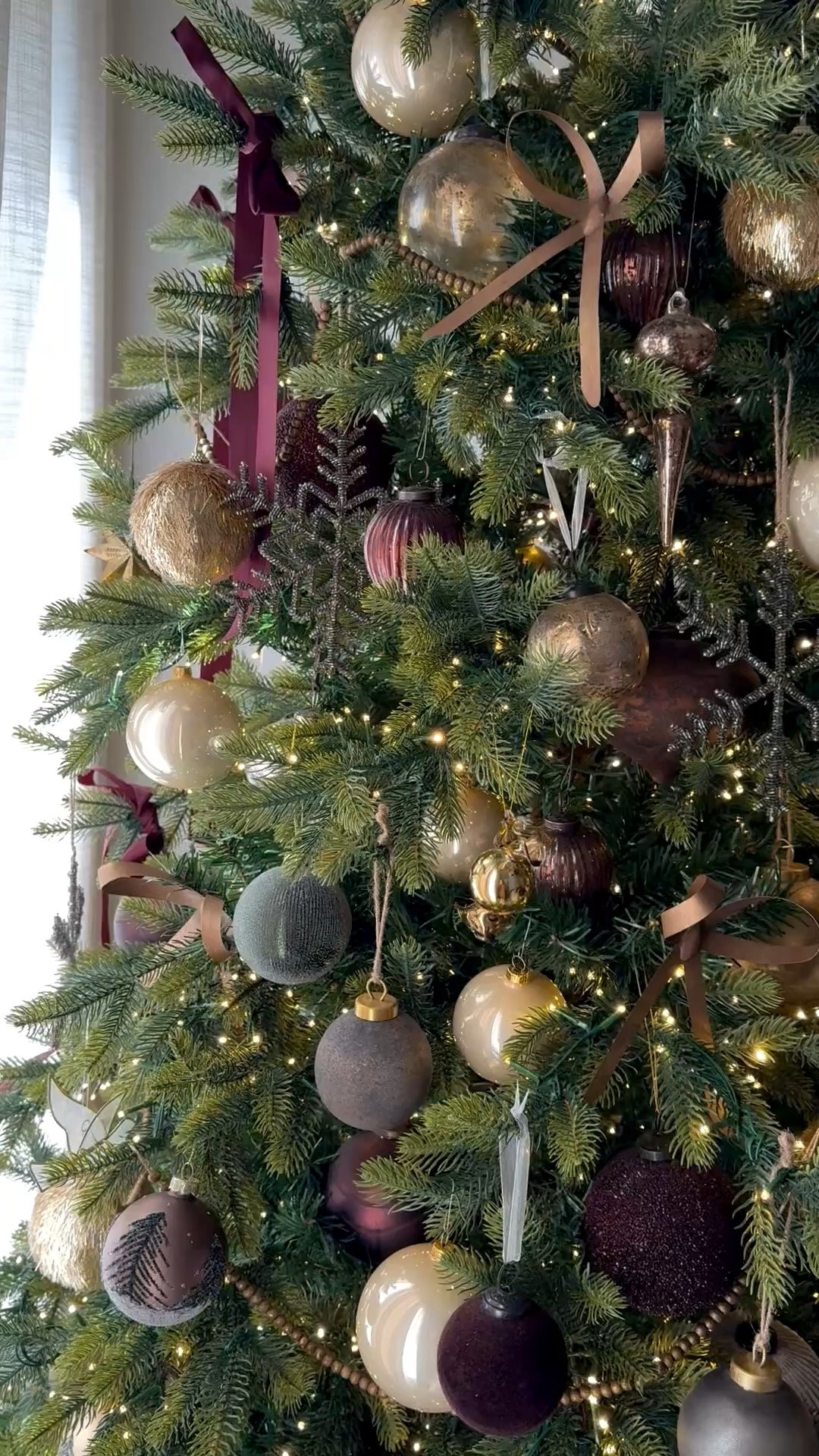 Organic modern Christmas tree styling🎄

#LTKHome #LTKSeasonal