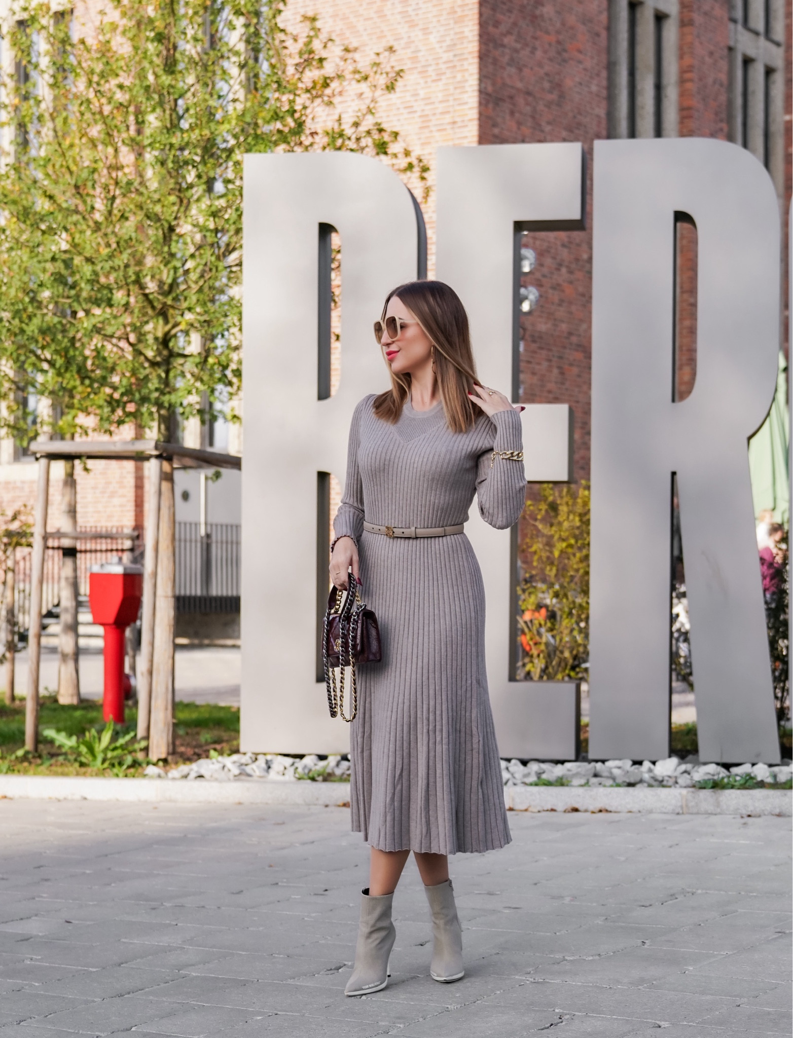 Cozy, but make it elegant 🩶


*Werbung*
Kuschelig, aber auf die elegante Art - Strickkleider sind warm, bequem und herrlich unkompliziert 🩶 Genau das, was wir zu dieser Jahreszeit brauchen! Stay cozy! 

 

#knitdress #mididress #strickkleid #kleiderliebe #fallstyle #falloutfit #herbstlook #elegant #chicwish




#LTKautumn #LTKdeutschland #LTKeurope