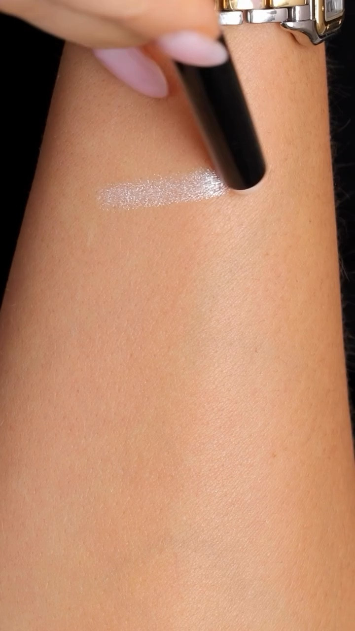 I know you love a good cream eyeshadow so I had to show you these eyeshadow sticks from @anastasiabeverlyhills 
I love the easiness of this product! Stack it or use it on its own, they’re so easy to use!!