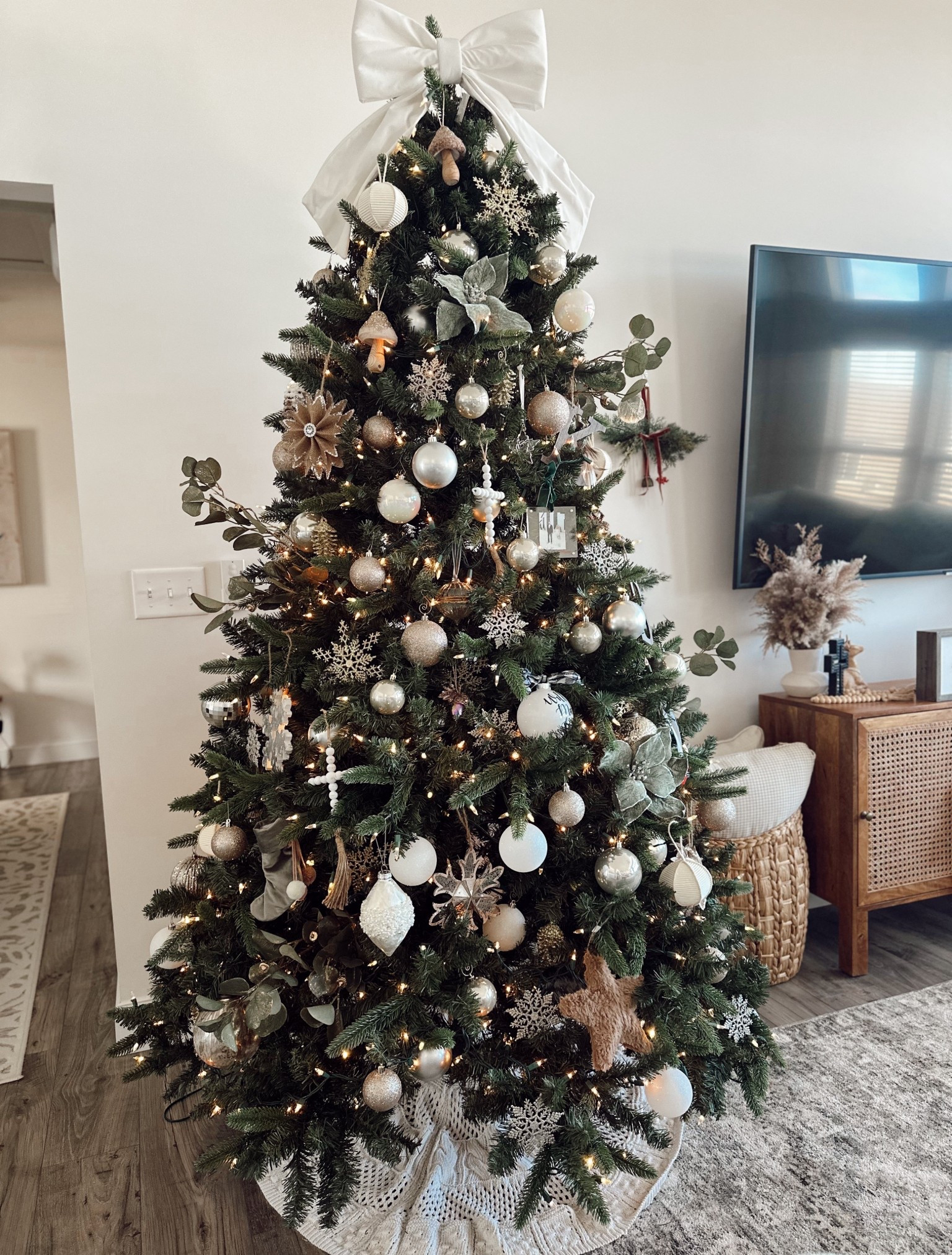 Bow tree topper from @target 

#LTKHome #LTKHoliday #LTKGiftGuide