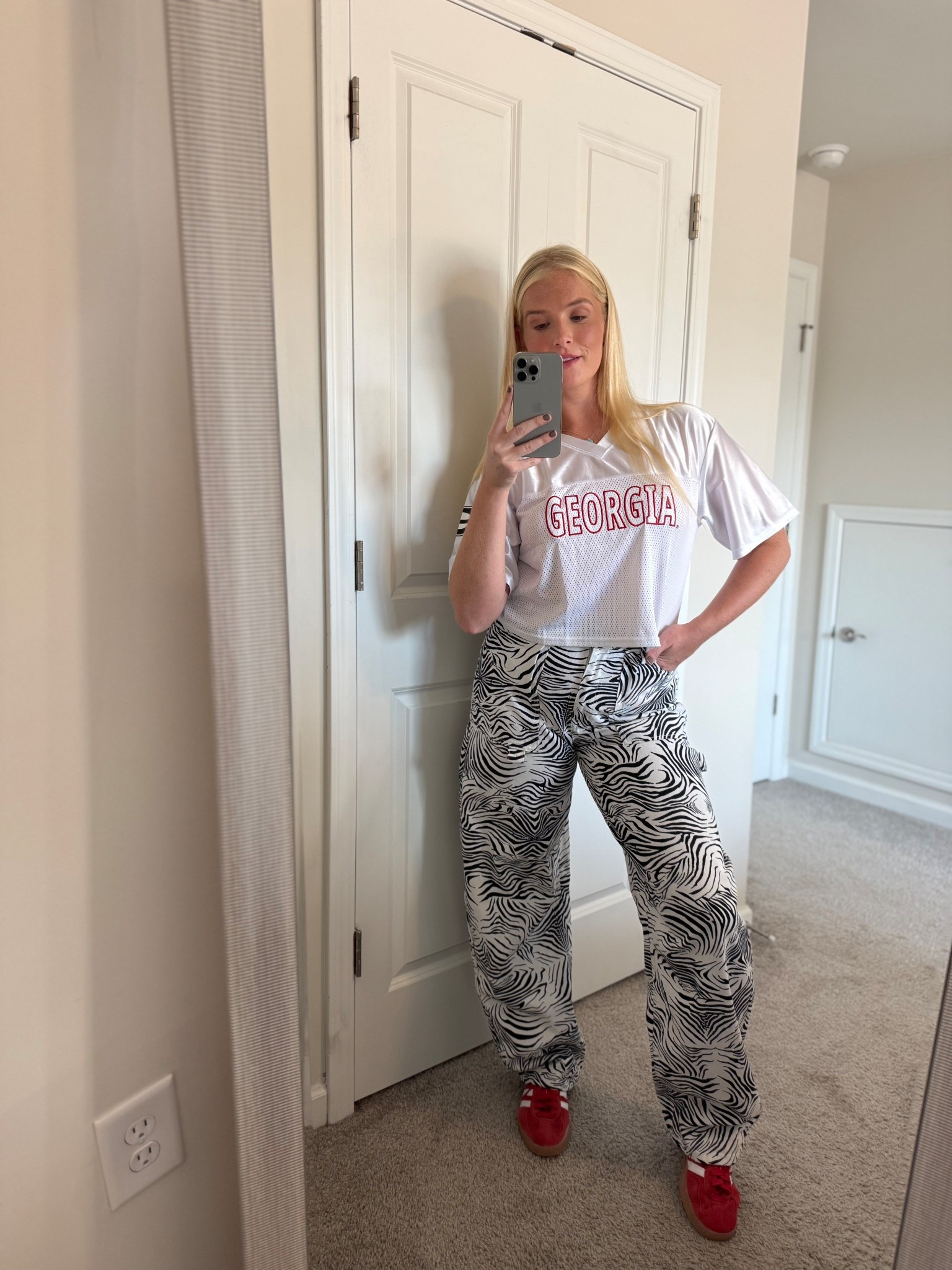 this cropped mesh v-neck is giving everything it needs to for this football season cheering on the dawgzzzz❤️🐾  @fanatics #ad #fanatics #gamedayapparel #ugamerch #gamedaylook #GameDay @shop.ltk #liketkit

#LTKFindsUnder100 #LTKTall #LTKStyleTip