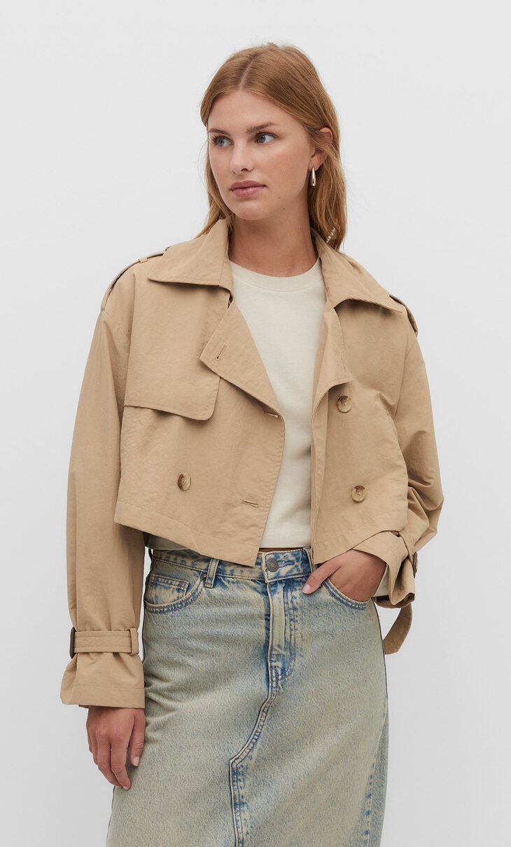 Short oversize trench coat with creased effect - Women's fashion | Stradivarius United Kingdom | Stradivarius (UK)