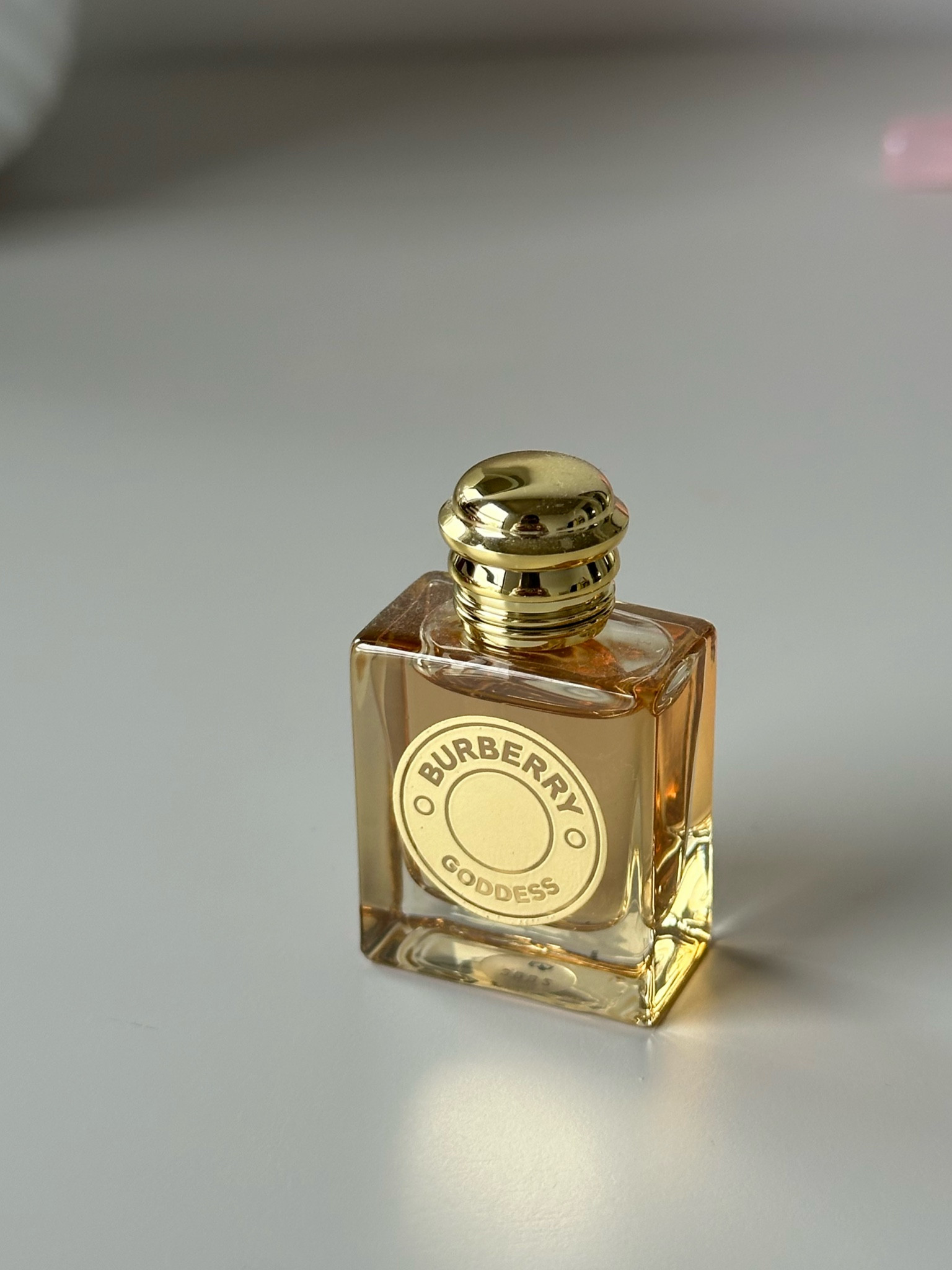 É uma fragrância única, aromática gourmand, liderada por um poderoso trio de baunilhas, enriquecido com lavanda luminosa. 