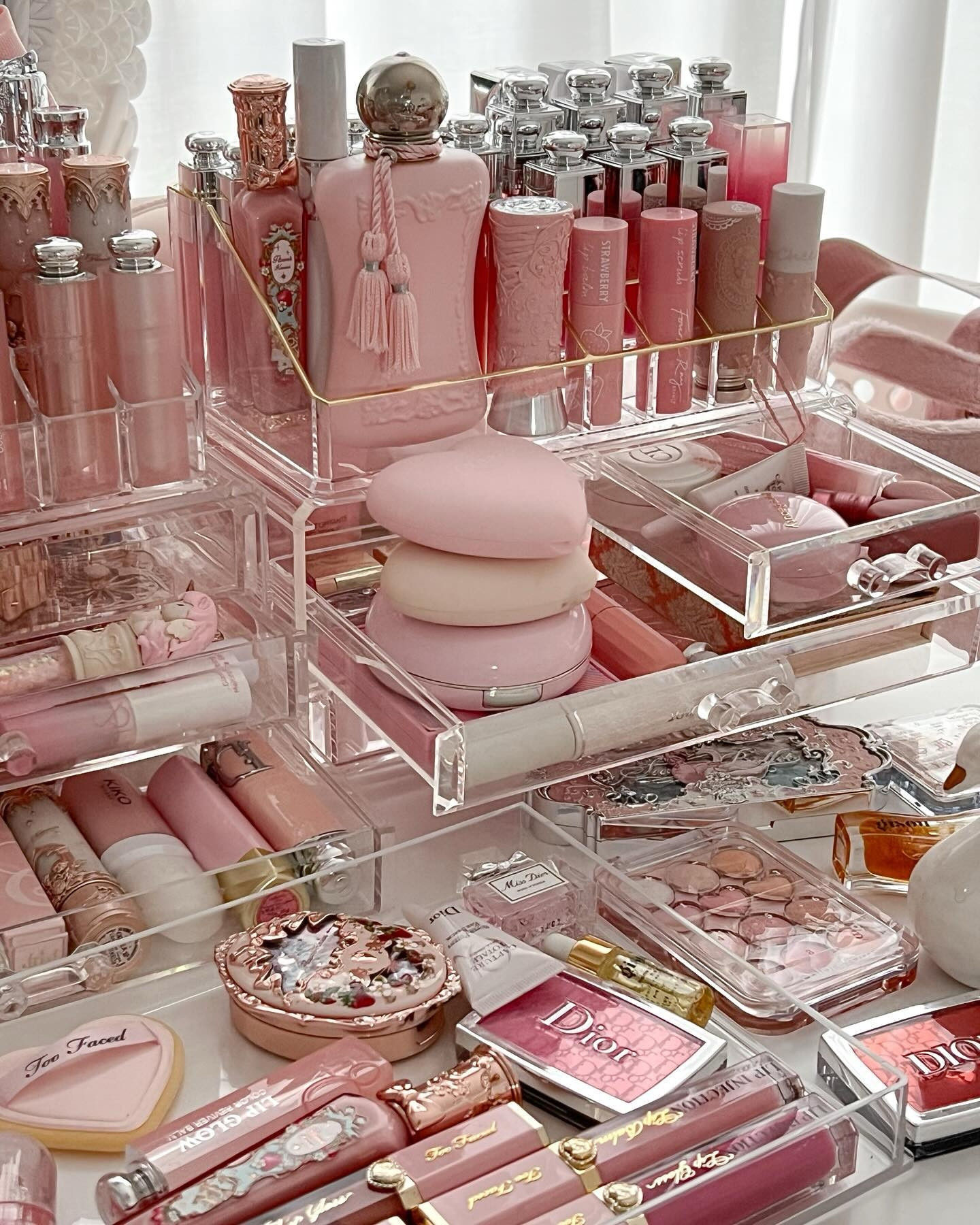 Just girly makeup organized 💞🍥
@yesstyle  code:MOODBEAUTY12
@flowerknows_global  code:SYLWIA

.

.

#makeup #beauty #beautytips #pink #pinterest #softaesthetic #softpink #beautyaddict #pincollector #pinktheseason #girlypinkglam #pinterestinspired #pinterestphoto #beautyphotography #luxury #luxurylifestyle #pintar #aesthetics #aesthethictumblr #pinkbeauty #thatgirl #coquette #girlythings #pretty #prettylittlething #prettyinpink #itssopretty #itsmylife #itstime #kbeauty