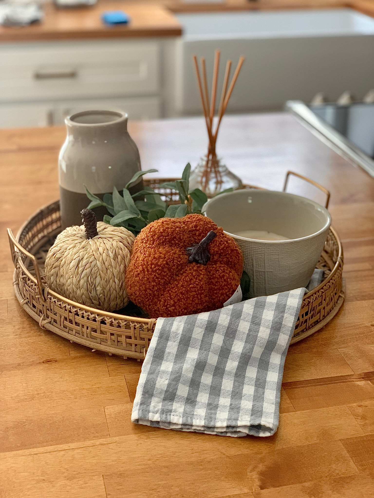 Fall Tray Styling

Fall Decor 
Target Decor
Target Home Decor
Pumpkin Decor
Tray styling 
Neutral Decor 
Candles
Fall Candles
Tray Decor



#LTKhome #LTKSeasonal