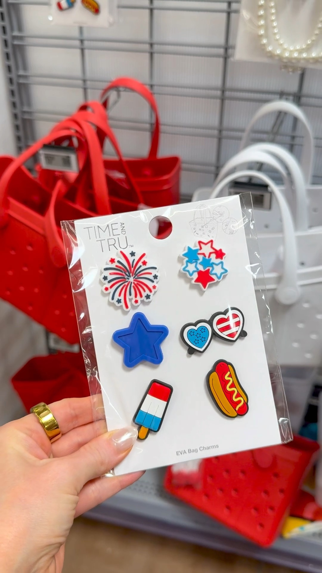 Red white and blue Beach totes 
Love the decorative pucks too! 






Walmart finds 
Patriotic 
Pool bag 
Lake life
MDW 
4th of July 


#LTKSeasonal