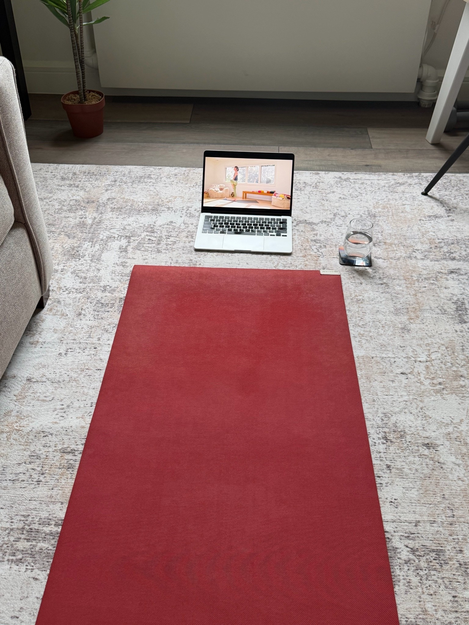 One of my favorite productivity tricks has nothing to do with discipline.

I make things easier to start.

Mat out.
Water ready.
Class queued up.

Future Me appreciates fewer steps between intention and action.

#LTKfitnessgoals #LTKmorningroutine #LTKselfcare