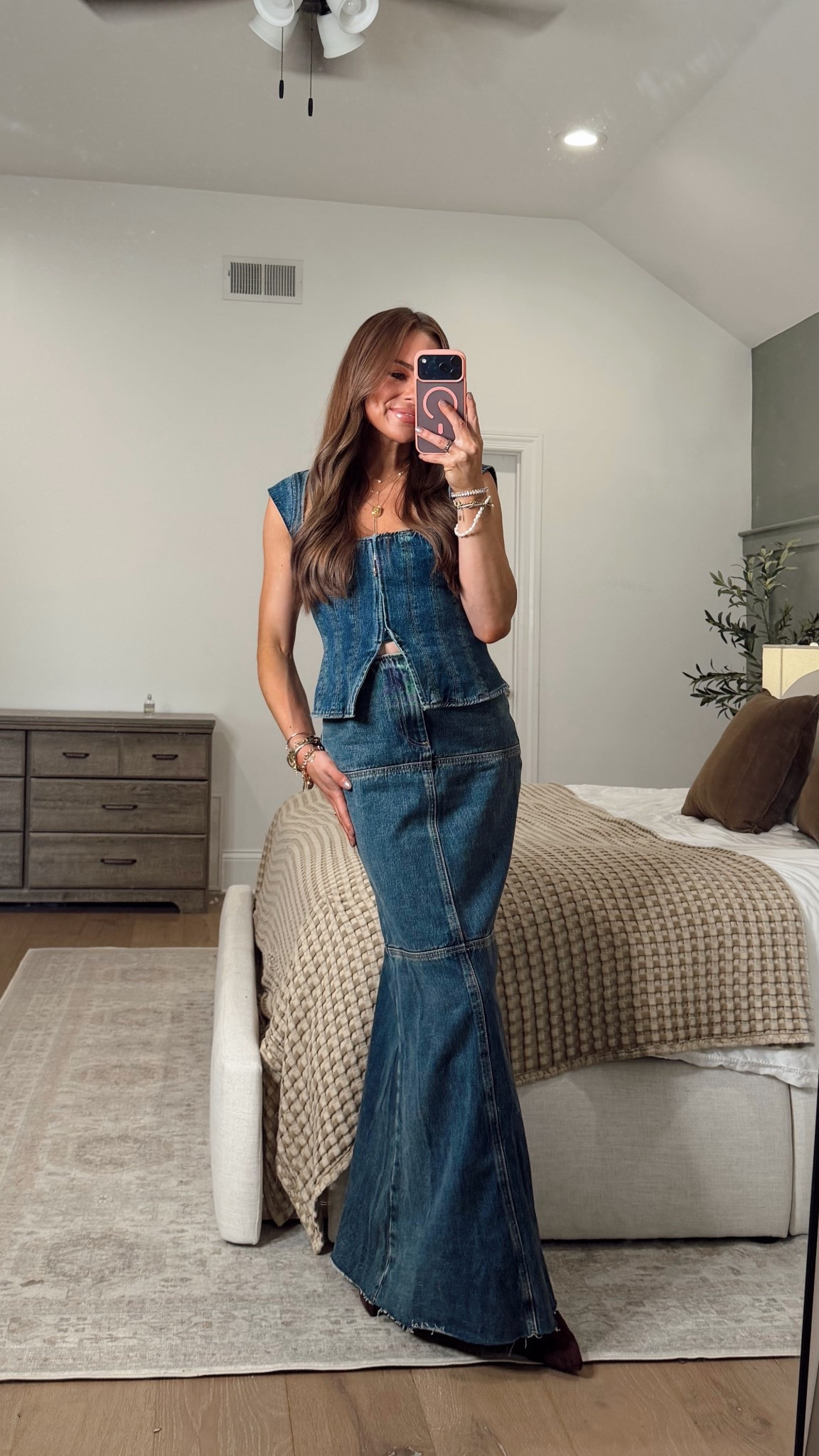 Wearing size medium top, size small bottom. Could’ve done small top and XS bottom. Material has no stretch. 
32DD 5’6 130 pounds 26 waist

Nashville denim set
Western chic country concert cute outfit
Bachelorette party outfit denim 