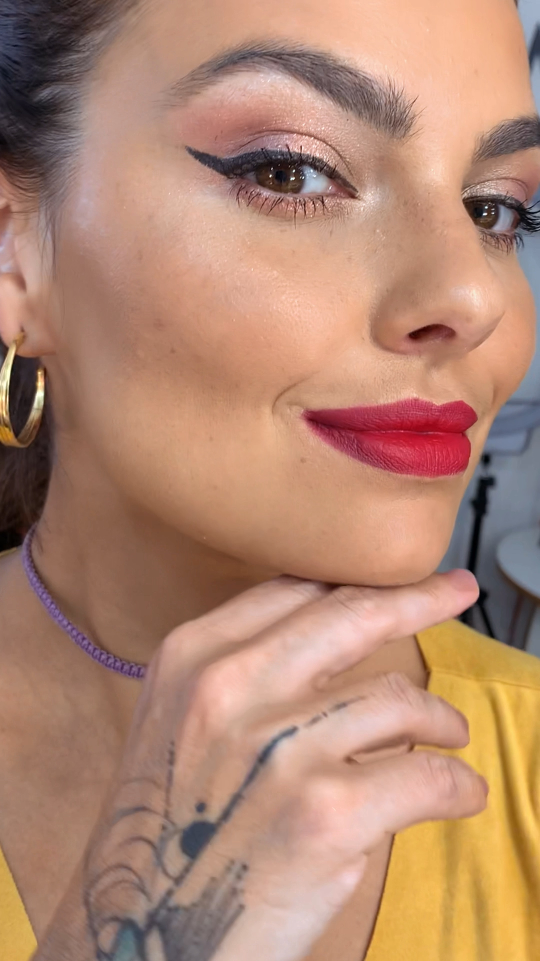 Passo a passo de uma Classica make de natal :
✨Delineado gatinho ✔️
✨Olhos iluminados ✔️
✨Batom vermelho ✔️

Produtos que usei :
- Paleta Extravagante @oceane 
- Caneta delineadora Eyeliner pen @oceane 
- máscara de cílios Up black @makemoreoficial 
- lápis de boca Burgundy @maccosmeticsbrasil 
-batom Nova York @makemoreoficial 
-iluminador lightscapade @maccosmeticsbrasil 

#ltkbrasil #NatalLTK

#LTKbeauty #LTKbrasil #LTKVideo