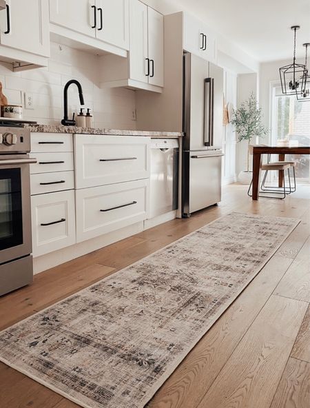 Kitchen decor- a great gift idea is a kitchen runner! It adds a touch of colour to a white kitchen. #giftidea #kitchenrunner #christmasgift #kitchendecor #christmasinspo