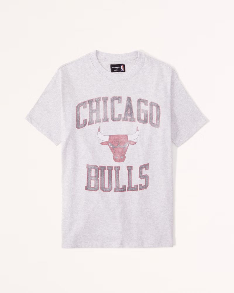 Oversized Boyfriend Chicago Bulls Graphic Tee | Grey Top Tops | Grey Tee | Abercrombie Tops | Abercrombie & Fitch (US)