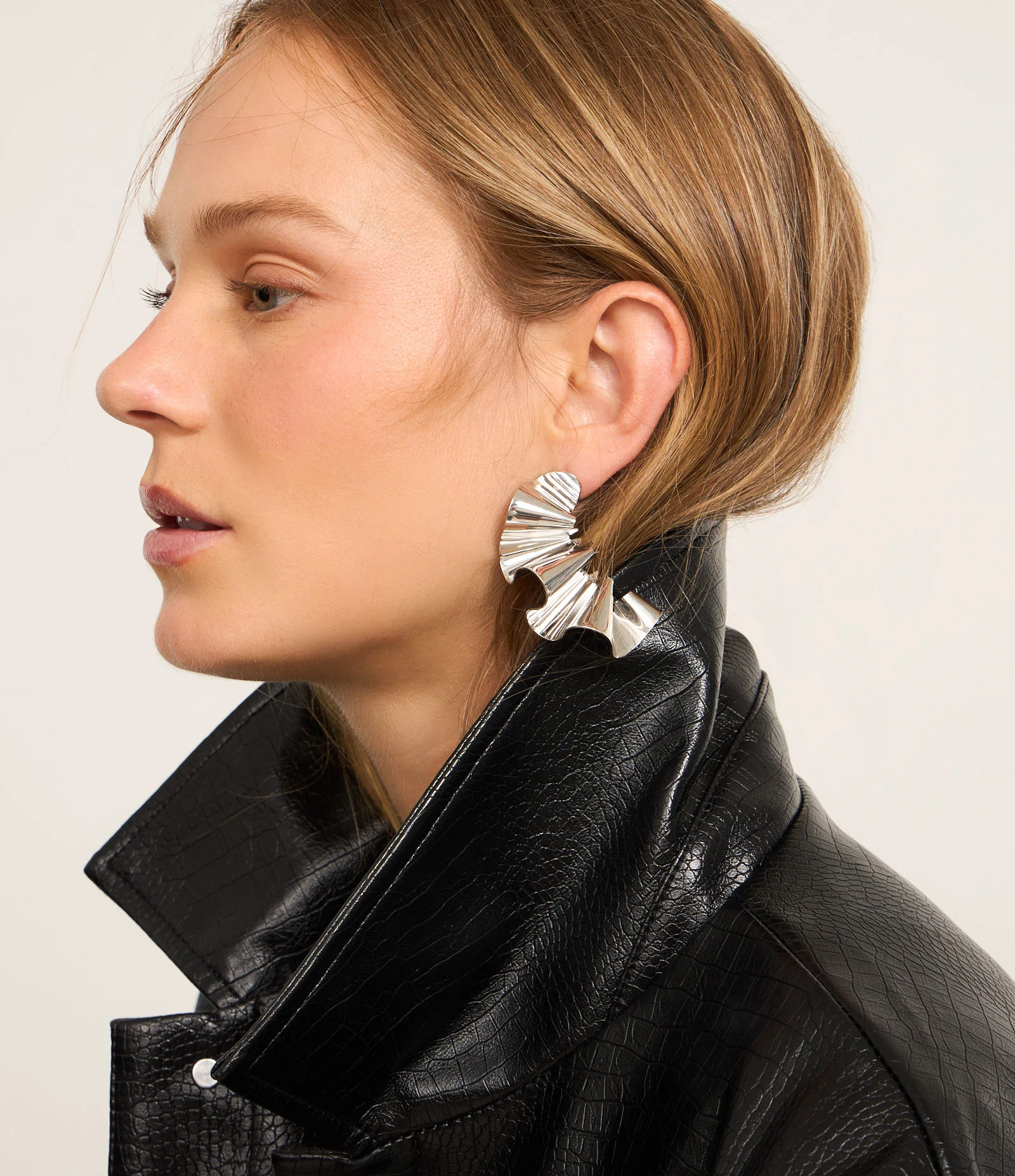 Brinco Médio em Metal com Banho de Níquel e Textura Plissada Prata - Lojas Renner | Renner (BR)