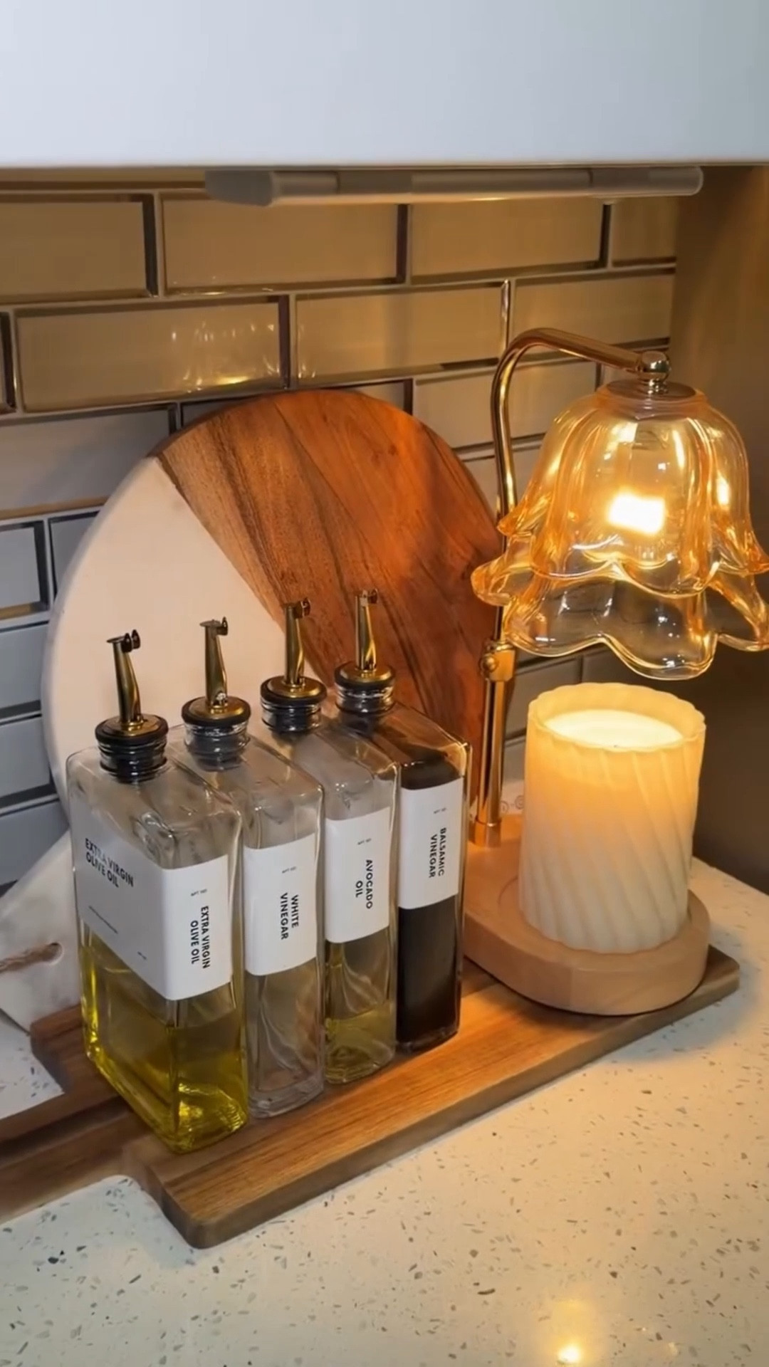 Así quedó este rinconcito de mi cocina 🤍 pequeños detalles que hacen que todo se vea más acogedor y con más estilo.

Si te gustó el set, comenta LINK y te lo envío a tu DM ✨

#cocinaconestilo #kitchendecor #amazonfinds #homeinspo #decor