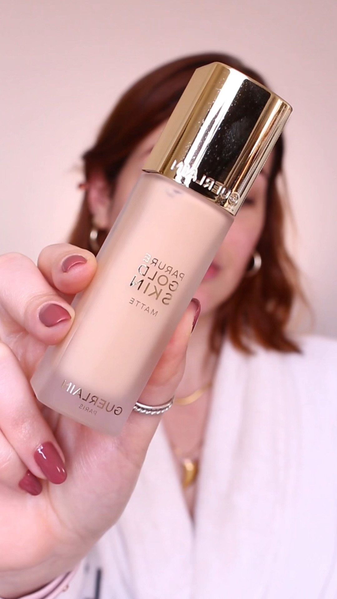 ✨Nova Base Parure Gold Matte Skin de Guerlain ✨

Após muitos pedidos, vim mostrar rapidinho a aplicação da nova base da Guerlain e o que eu venho achando dela até então! 

A nova Parure Gold Skin tem 85% de ativos anti-idade e promete melhorar a qualidade da pele com o uso contínuo! Eu usei a base 4 vezes até agora e percebo que após o uso a pele se mantém hidratada, radiante e confortável! 
A fórmula também contém ouro 24k e extrato de peônia que traz uma radiância super elegante pra pele! 

A textura da base é fina e ela atinge cobertura média-alta! O acabamento na pele é semi-matte com toque acetinado e que quase não transfere! No vídeo, eu estou com um skincare bem hidratante e, isso ajuda a base também adquirir um acabamento mais luminoso. Depois que selei com pó, a base fica mais sequinha mas não perde totalmente o glow! Tem longa duração e achei que se mantém bem bonita ao longo do dia! Não acumulou nem enfatizou os poros! Tem uma fragrância leve porém luxuosa e deliciosa!
Eu gostei muito do acabamento ‘segunda-pele’, a pele realmente parece que não tem maquiagem por cima! Além disso, a duração e o conforto dela também são excelentes! 

⚠️A diferença dessa versão e da anterior: 
Essa tem um acabamento mais matte, um toque mais sequinho e a fórmula mais enriquecida com skincare do que sua versão anterior. Também transfere menos! Ou seja, o que já era excelente ficou ainda melhor! 

Ela custa R$ 475 e vem com 30 mL e, é vendida nos meus links de parceria no perfil! Eu comprei a minha na Sephora Brasil! 

Se você gosta dessa proposta de pele corrigida porém com acabamento natural, sem aparentar estar usando maquiagem, e com um boost de cuidados rejuvenescedores.. essa base é pra você! 

#guerlain #paruregold #base #maquiagem #maquiagemimportada

#LTKbrasil #LTKbeauty