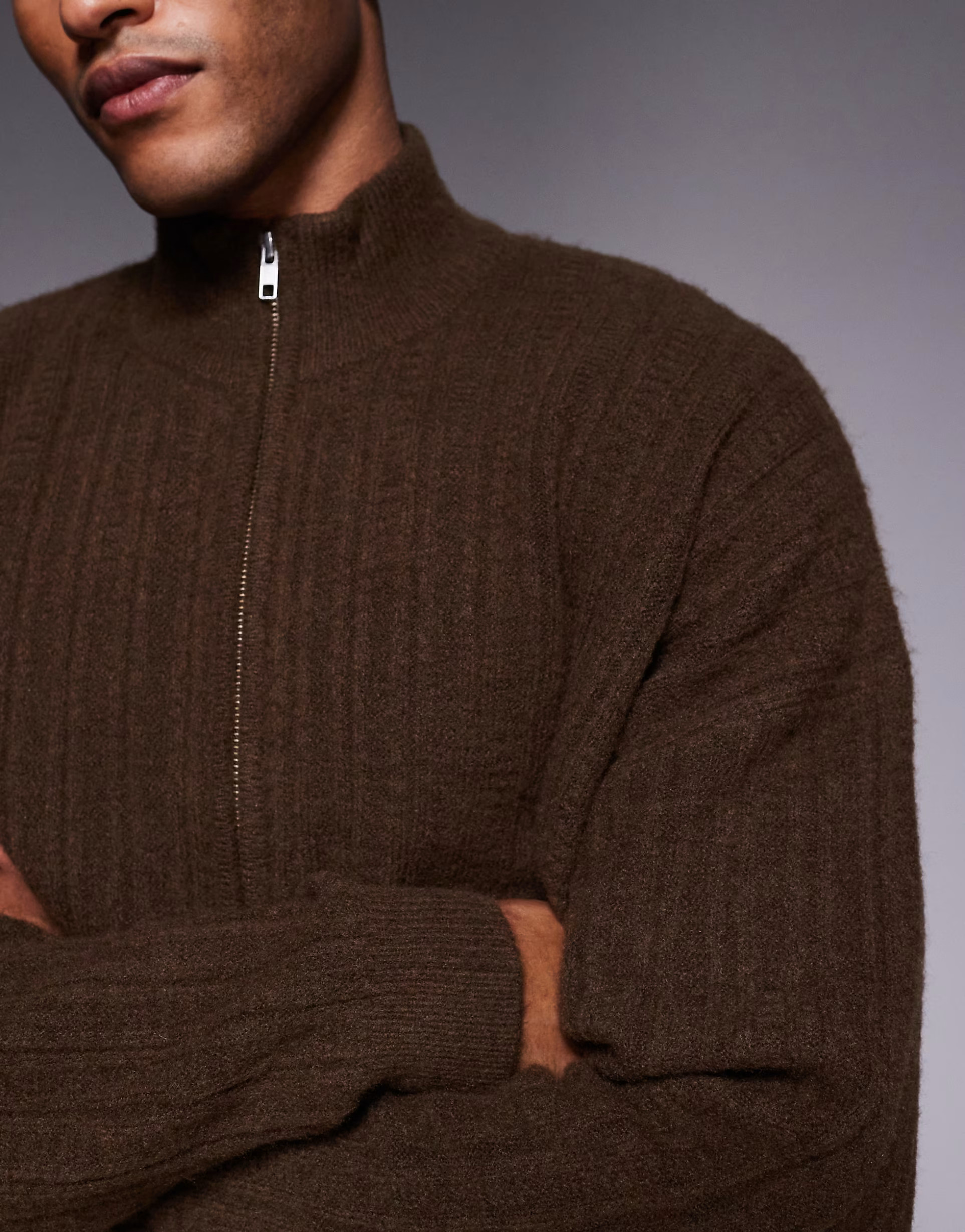 ASOS DESIGN – Oversize-Strickjacke in Braun mit Reißverschluss und Stehkragen | ASOS | ASOS (Global)