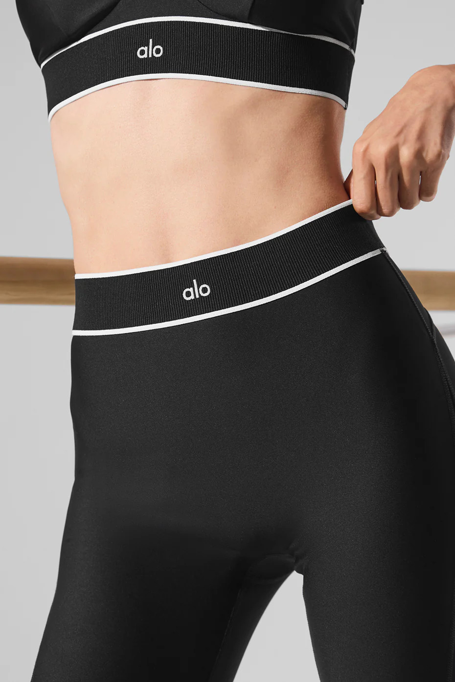 ALO | Airlift Mesh High-Waist Darling Stirrup Legging in Black, Size: XS | Alo Yoga (US)