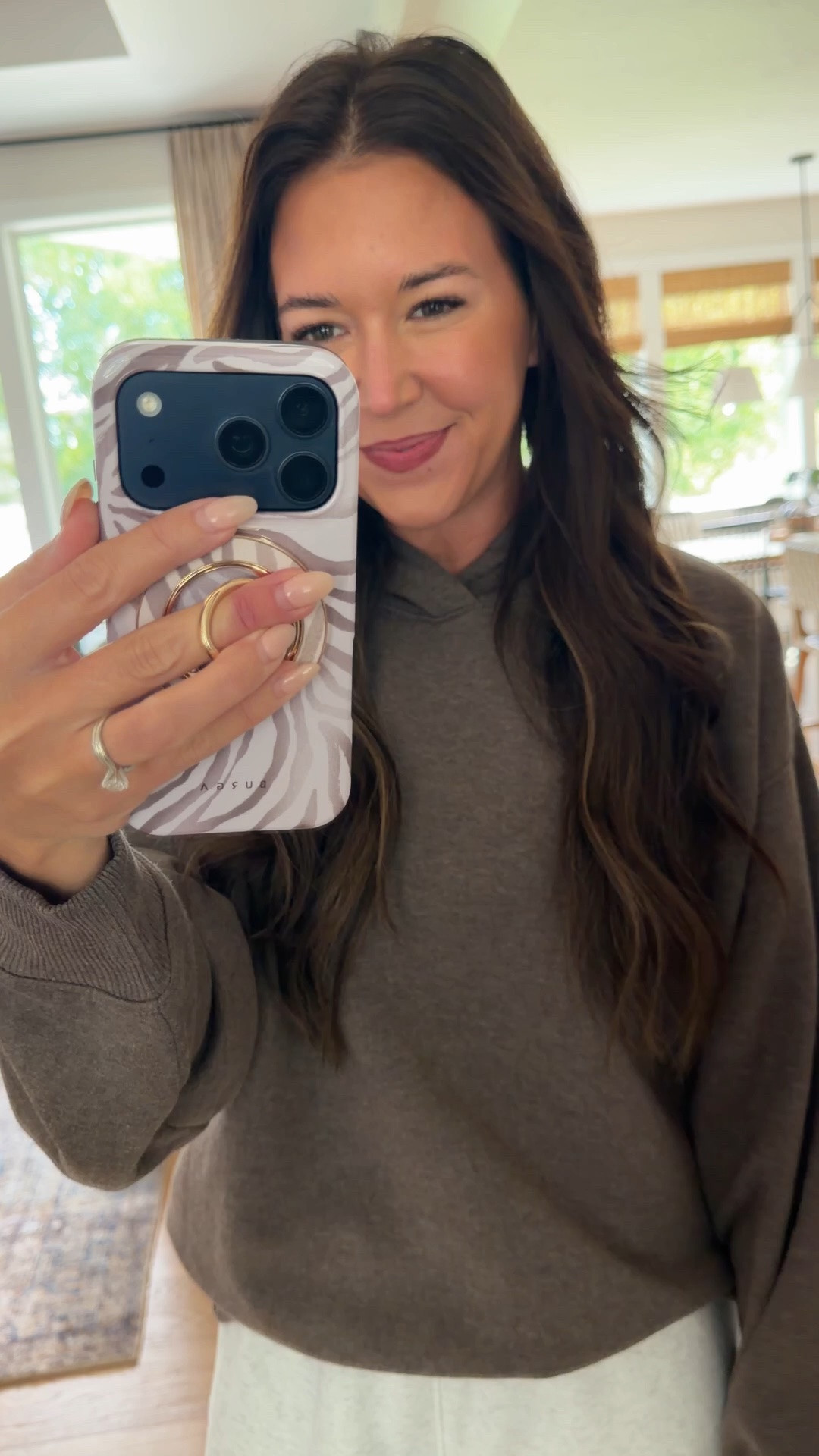 Everyday Luxe Essentials has my heart! 🤎 The comfiest sweats + oversized hoodie combo. Elevated loungewear you’ll want to live in!

@American Eagle Outfitters  #aejeans #aepartner