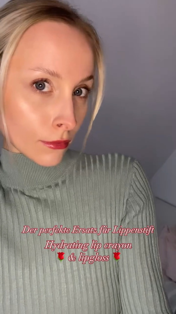 Der perfekte Ersatz für Lippenstift – im Winter darf es ruhig etwas intensiver sein! Heute zeige ich euch meine Lieblingskombination: Zuerst trage ich den Cryolan Lipliner in Rot auf, der super präzise ist und den Lippen eine tolle Form verleiht. Danach kommt der Gloss in einem satten Rot – für extra Glanz und langanhaltende Frische. 💋 

Perfekt für die kalten Tage, wenn ihr etwas Pflege und Farbe braucht!

@alterra.kozmetik  @mein_rossmann @burtsbeesde @burtsbeesuk *Ad wegen Nennung 

#burtsbees #lipoil #rossmanndeutschland #winterlips #lippenstift #lippencil #redlips #redlips💋 #lipgloss #pinterestlife #lovemylook #makeuponabudget #makeupfortheday