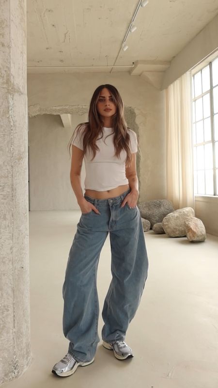Barrel jeans you will love for spring / summer 👖 

1. Lioness: wearing size xs (sized down)
2. Citizens of humanity: wearing size 25 (true to size)
3. Amazon: wearing size 4
4. Abercrombie: wearing size 25 regular 