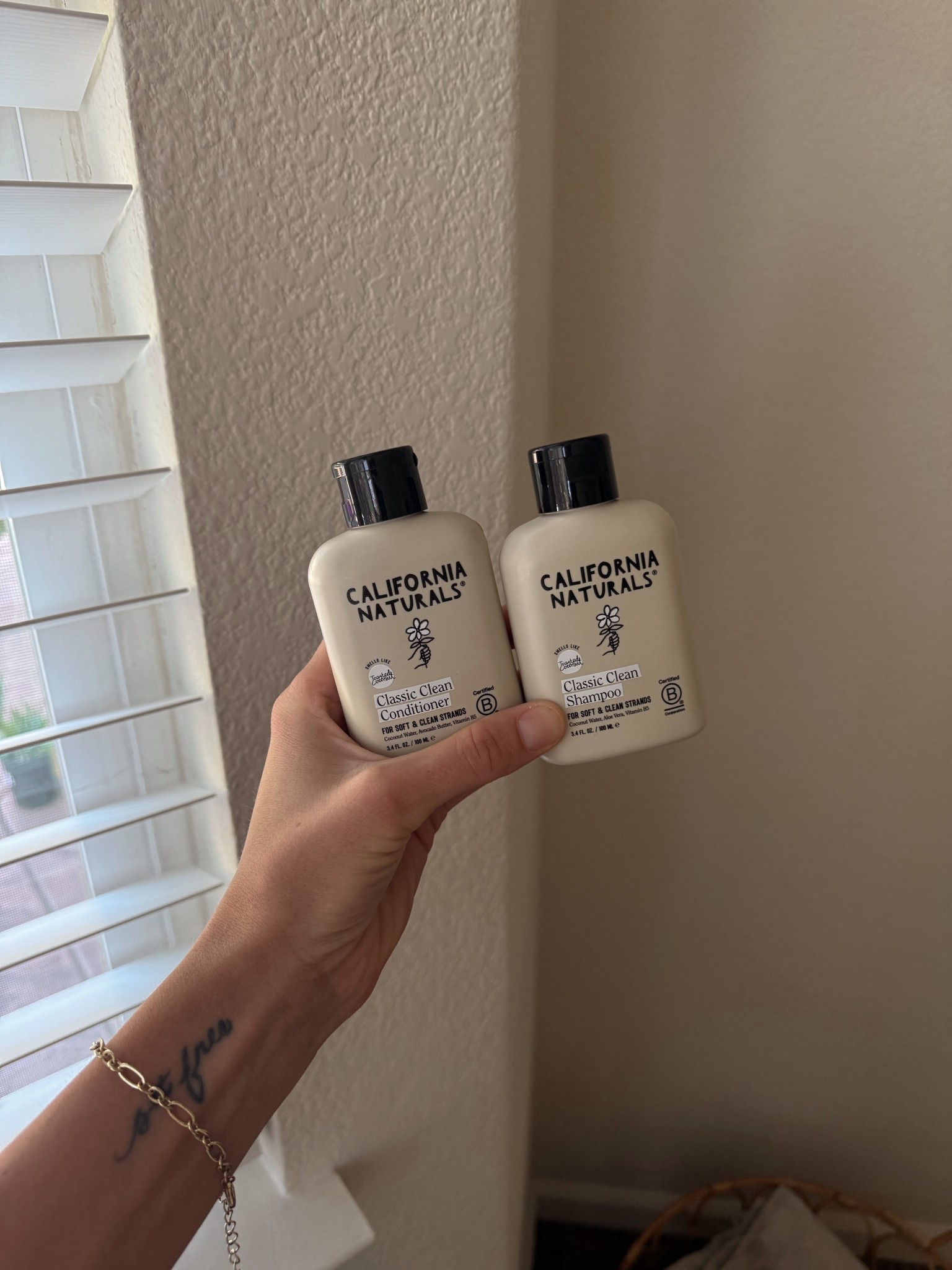Trying out this clean and natural shampoo and conditioner! Grabbed the mini size but I’ve heard SO many amazing things 🤩 