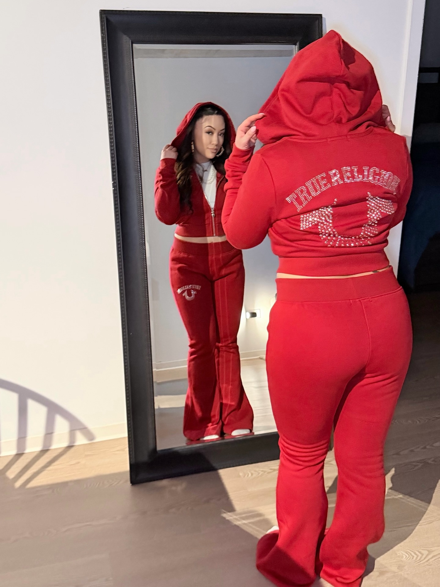 Know your worth. Then add tax.

Soft but not naive.
Confident but not loud.
Relaxed but intentional.

Y2K energy with grown woman standards.

Never settling. Never shrinking. Never competing.

Which slide is your vibe? 👀
Comment the number.

Save this for your “main character” days.