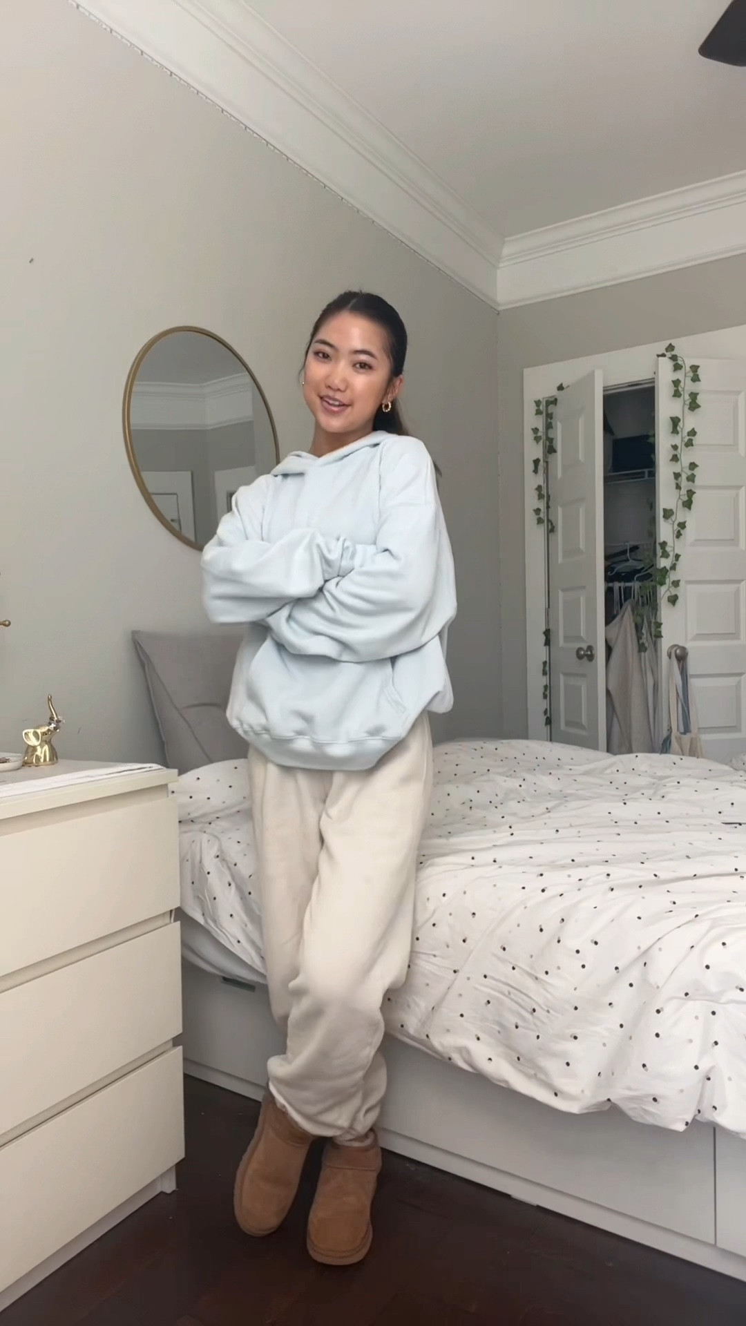 1: top- small, sweats- xs
2: amaré (xs) similar linked, sweats- o/s
3: top- o/s, flares- xs
4: sweat set- starfit (large) similar linked
5: jacket- o/s, sweats- xs (same as first)