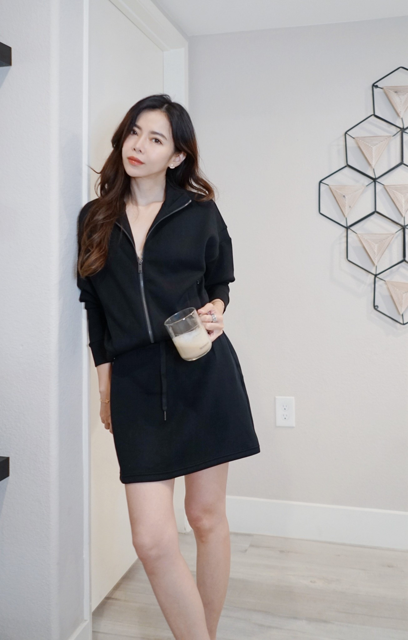 舒適外型兼具的套裝，一套搞定出門穿搭，完全不動腦就時髦！ Spanx 的 AirEssentials 系列的材質，無比舒服，一種Q軟絲滑的涼感，輕盈柔軟、透氣不悶熱～非常特別。不只舒服，還超級好看！ 
拉鍊外套衛衣 +  內有安全褲的裙褲，搭配起來極簡又有設計感，活動輕鬆自在不會曝光。 喜歡它簡約俐落的線條感，不費力的休閒時髦感，不管是喝咖啡、去超市，還是週末小旅行，穿這套都超合適。 無論黑色或是白色，一深一淺,不同風格,搭配日常心情～ 

現在可用85折+免運碼【PIECESOFCXSPANX】
@Spanx #SpanxPartner