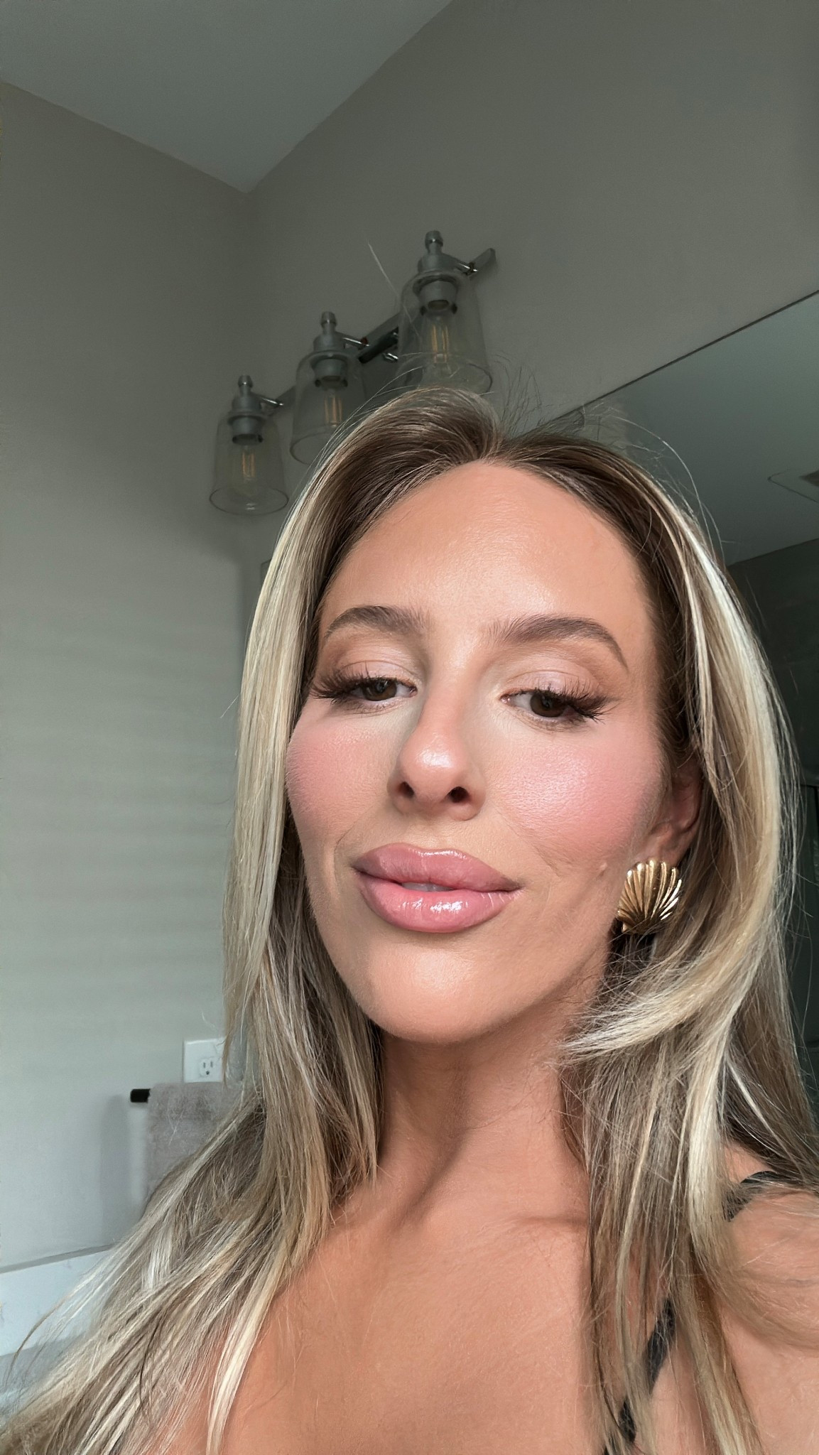 Product details for this look 🐚 the earrings are originally from Gap but are sold out! Linked similar ones! The brow pencil in ‘ash brown’ is what I used for my lipliner 🦞