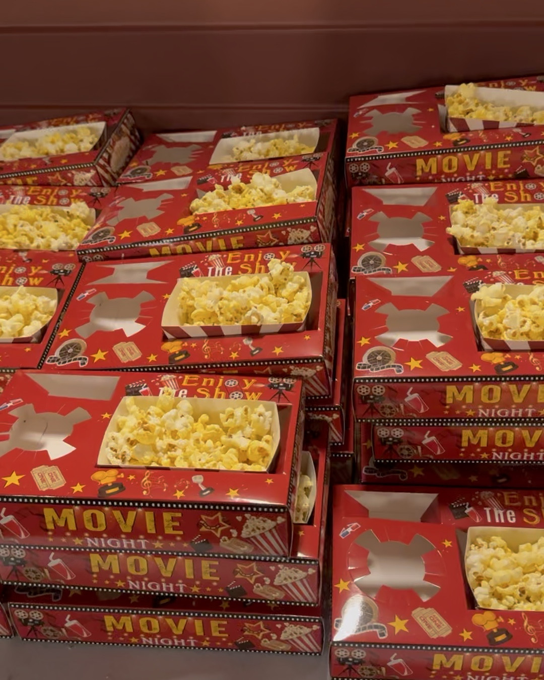 MOVIE NIGHT
Bring the theater to your home!
Fun idea to host a movie night 
at home with family and friends!