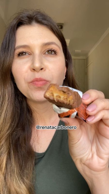 E bora de RÊcomendo? Dessa vez provei o chocolate Snickers sabor bacon! 🥓🍫 Será que essa combinação deu bom? Confira no vídeo!😜

#RÊcomendo #resenhadecomida #provandoguloseima #snickers #DesafioLTKCon2024 #renatacarbonero

#LTKbrasil #LTKVideo