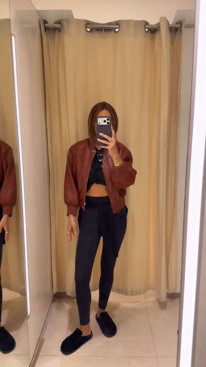 New in,
Was ist dein Favorit? 

#newin #zara #zaradaily #outfits