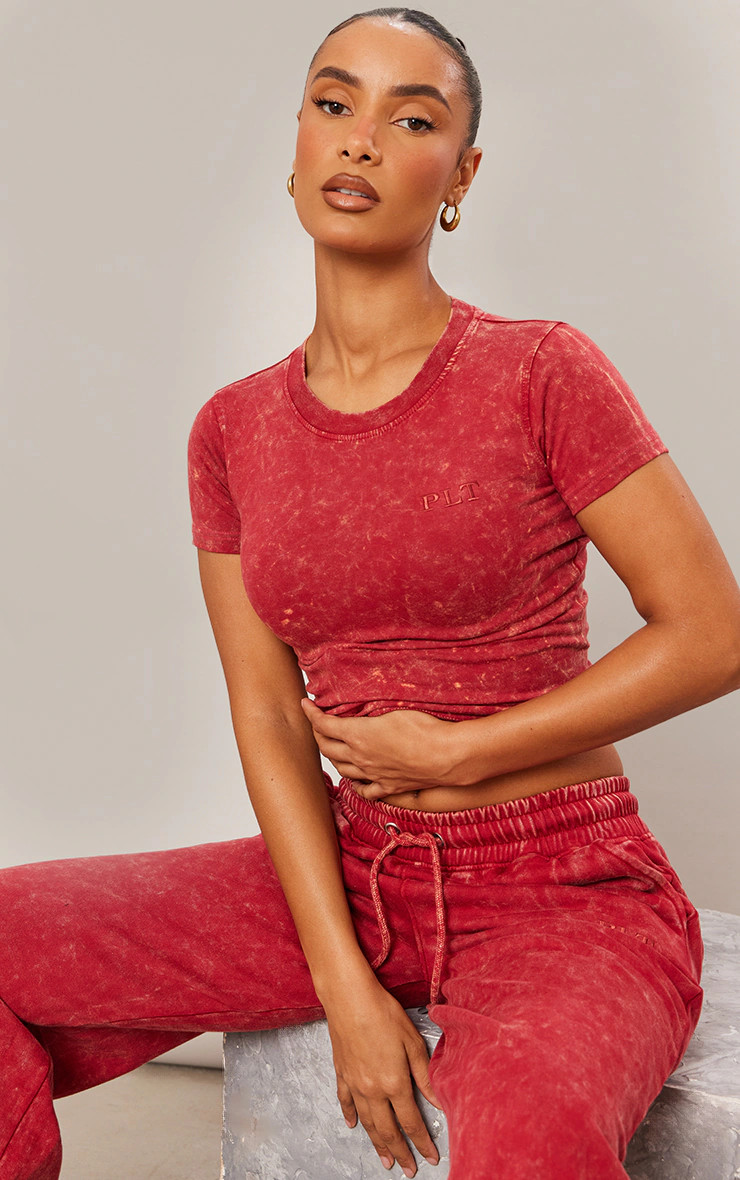 Red Washed Cotton Longline Fitted T-shirt | Pretty Little Thing (Australia & New Zealand)