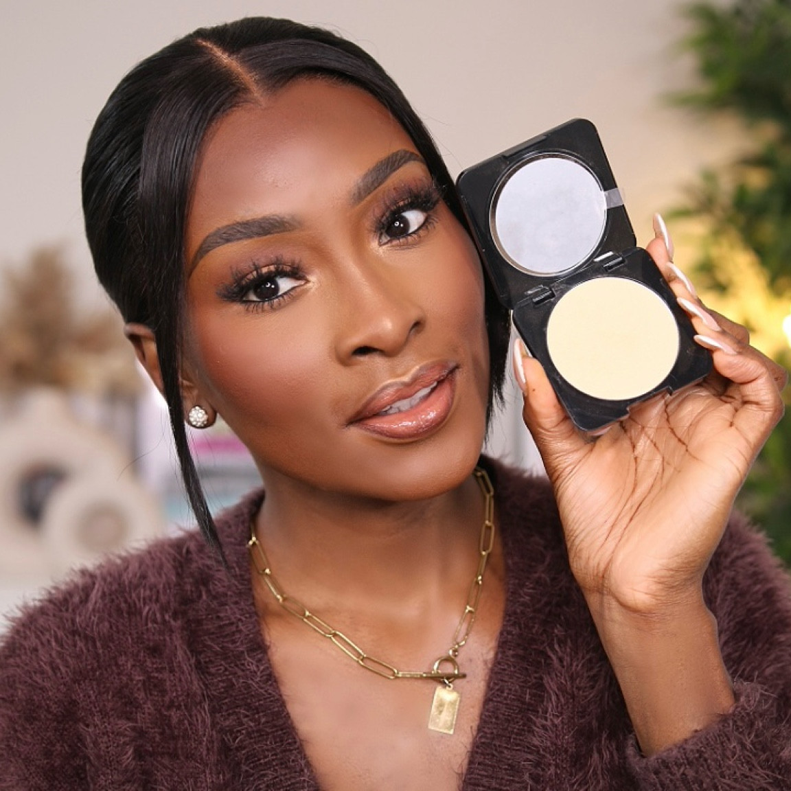 Trying the Huda Beauty Easy bake pressed powder 
