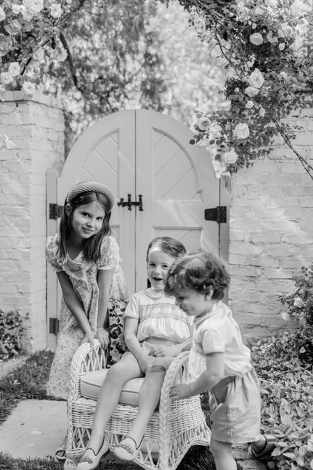 Pretty outfits for family photos. 