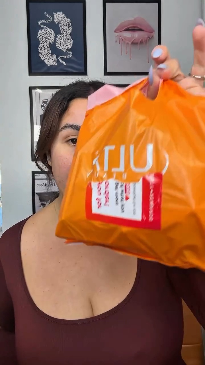 Grab a coffee, tea, a snack…. Its a long one ❤️

I swore I was on a NO BUY. Yeah…. FAIL! Lol

#makeuphaul #newmakeup #beautyproducts #cosmetics #walmart