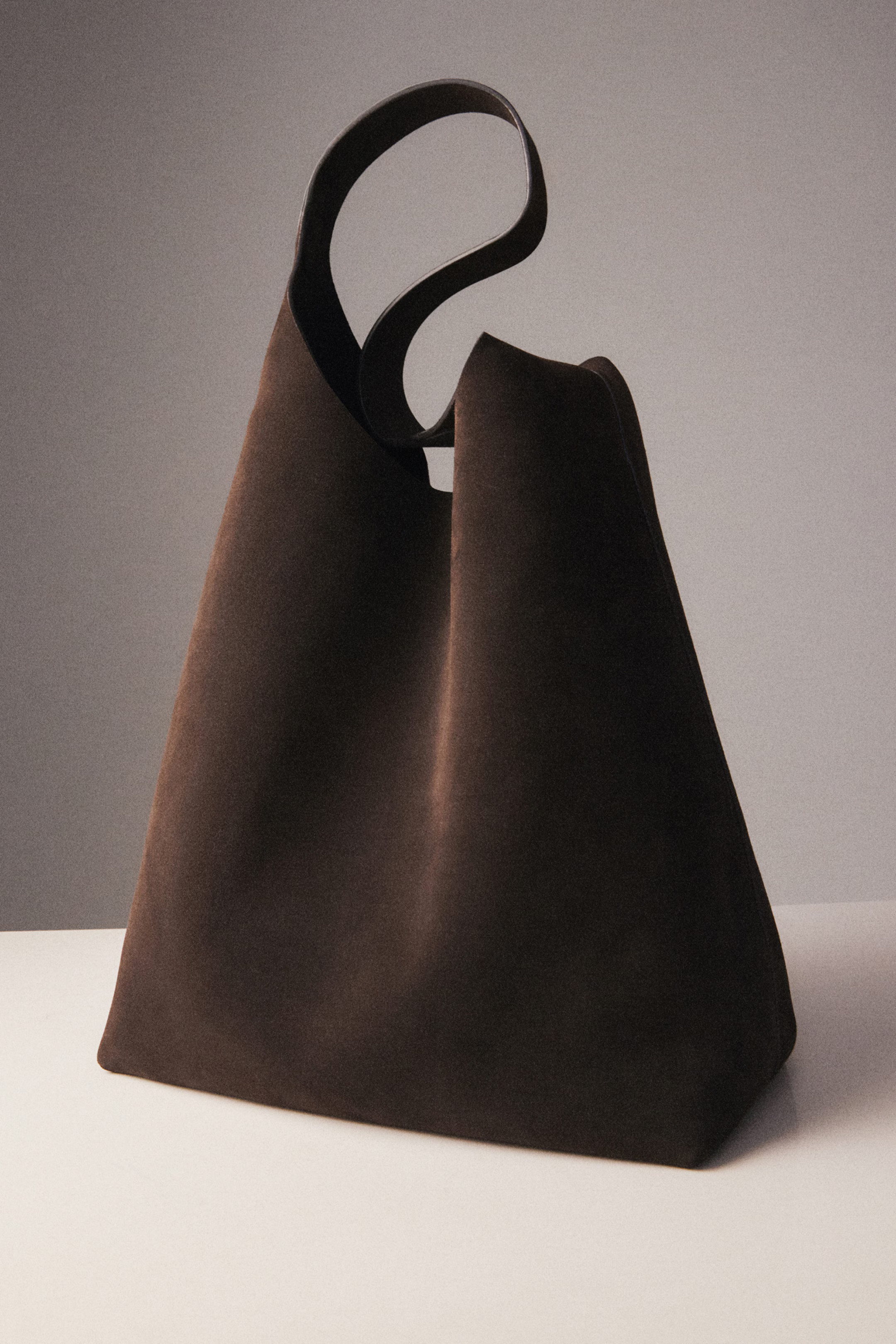 SERIF TOTE - SUEDE - DARK BROWN | COS (EU)