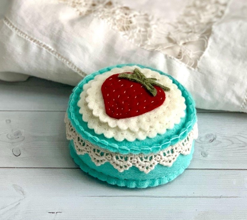 𝙷𝚎𝚛𝚎 𝚒𝚜 𝚊 𝚙𝚛𝚎𝚝𝚝𝚢 𝚠𝚘𝚘𝚕 𝚏𝚎𝚕𝚝 𝚙𝚒𝚗𝚌𝚞𝚜𝚑𝚒𝚘𝚗 𝚒𝚗 𝚊 𝚋𝚛𝚒𝚐𝚑𝚝 𝚋𝚕𝚞𝚎 𝚠𝚒𝚝𝚑 𝚊 𝚌𝚞𝚝𝚎 𝚂𝚞𝚖𝚖𝚎𝚛 𝚂𝚝𝚛𝚊𝚠𝚋𝚎𝚛𝚛𝚢, 𝚝𝚛𝚒𝚖𝚖𝚎𝚍 𝚠𝚒𝚝𝚑 𝚊 𝚍𝚎𝚕𝚒𝚌𝚊𝚝𝚎 𝚌𝚛𝚎𝚊𝚖 𝚕𝚊𝚌𝚎 𝚝𝚛𝚒𝚖. 𝙰𝚕𝚕 𝚑𝚊𝚗𝚍 𝚜𝚎𝚠𝚗 𝚝𝚘𝚐𝚎𝚝𝚑𝚎𝚛, 𝚎𝚖𝚋𝚛𝚘𝚒𝚍𝚎𝚛𝚎𝚍 𝚊𝚗𝚍 𝚊𝚙𝚙𝚕𝚒𝚚𝚞𝚎𝚍.

#LTKHome #LTKHoliday #LTKGiftGuide