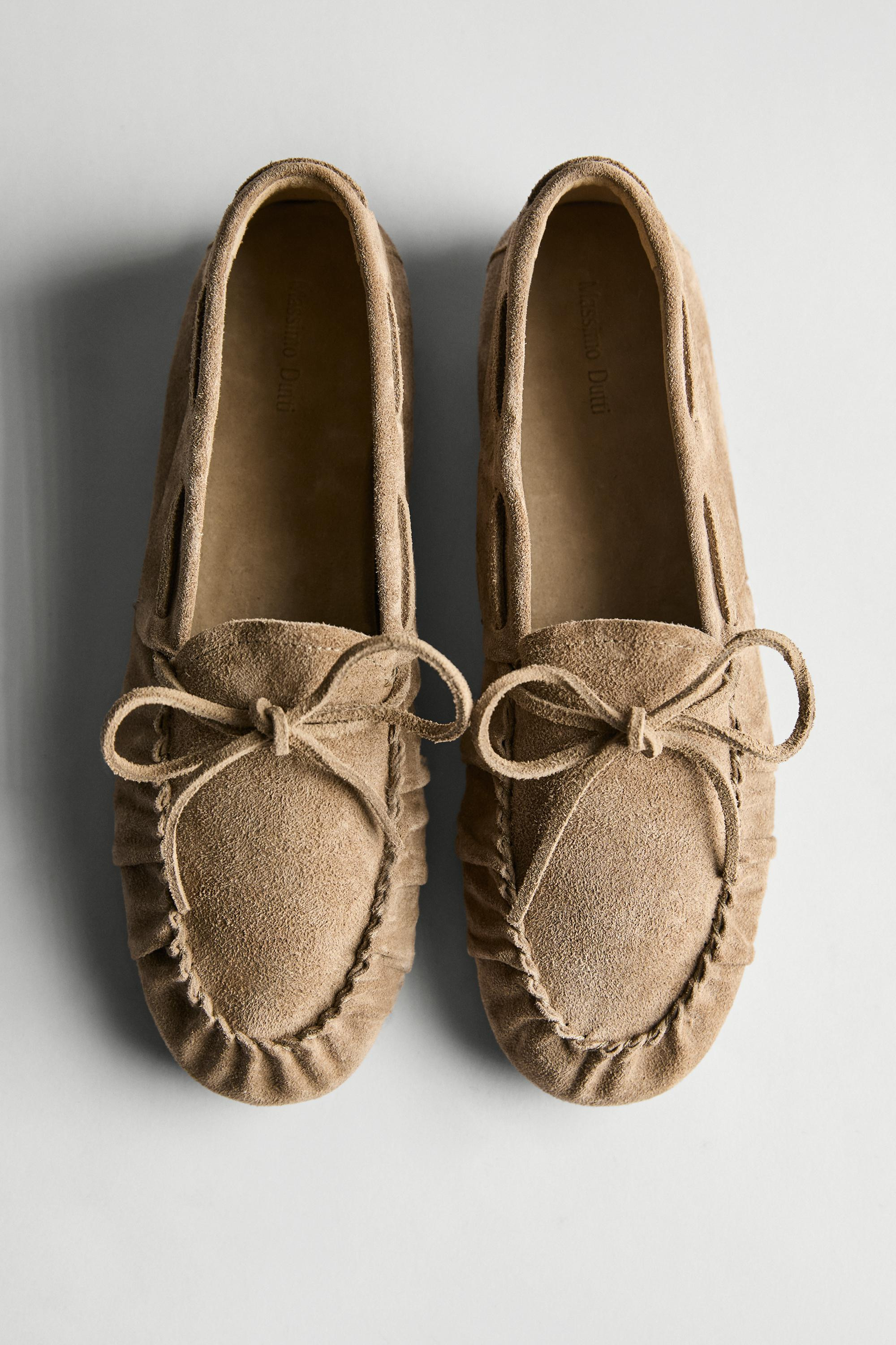 AUSSEHEN ANSEHEN
Mokassin aus weichem gerafftem Leder

 120 €  Farbe:  Nerzfarben  Hinzufügen | Massimo Dutti DE