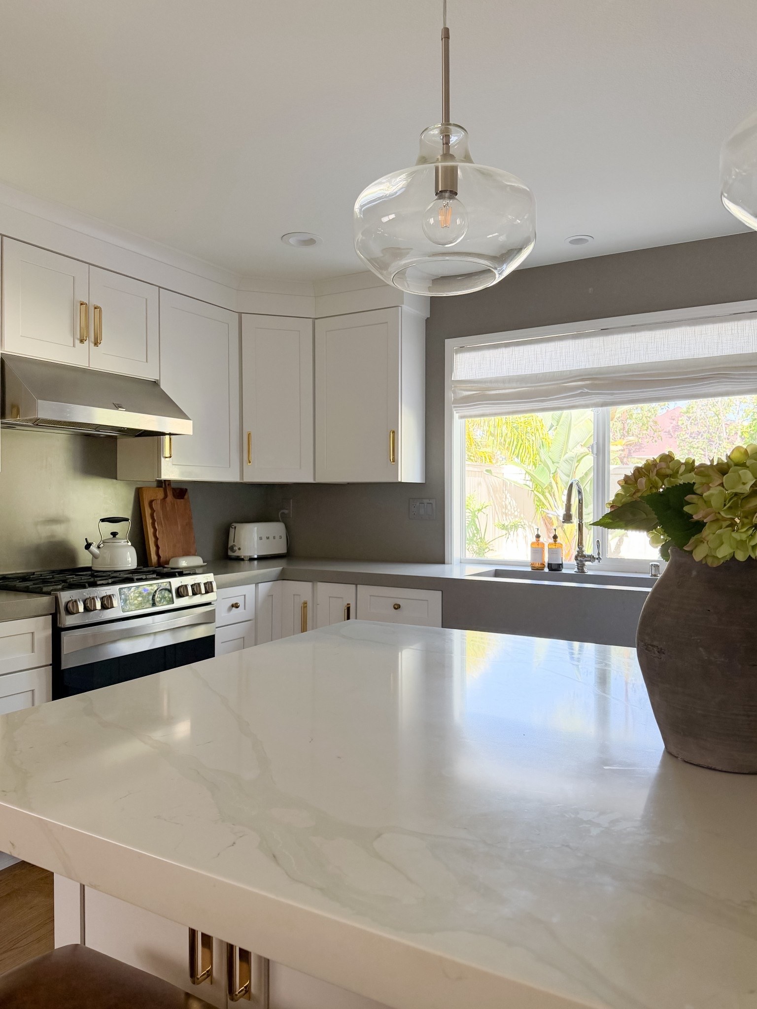 Favorites in my kitchen!

Teakettle
Smeg toaster
Two pages Roman shades
Amber glass soap dispensers
Faux leather barstools 

#LTKSaleAlert #LTKHome