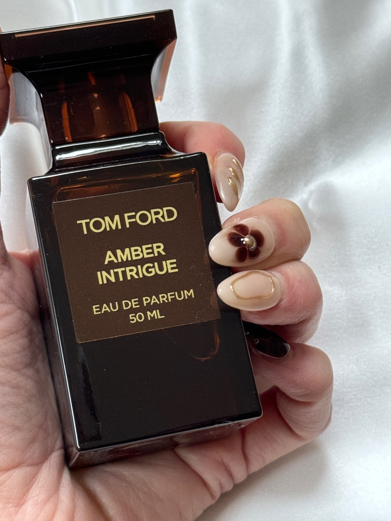 @tomford Amber Intrigue for autumn winter fragrance 🍂✨ #ad 

A @harrods exclusive that bring earthy cinnamon and date notes with the freshness and warmth of vetiver and sandalwood oils and labdanum-laced amber. 

The perfect fragrance for the season ✨ 

#tomford #tomfordbeauty #tfsoleilneige #harrodsexclusive #autumnwinterfragrance #luxuryfragrances #winterfragrance #euadeparfum #amber #aesthetic #fragranceaesthetic #perfume #aestheticediting #fallaesthetics