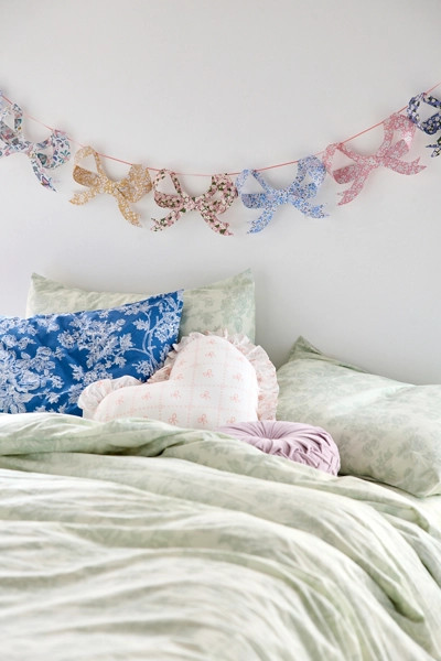 Meri Meri Bow Garland | Urban Outfitters (US and RoW)