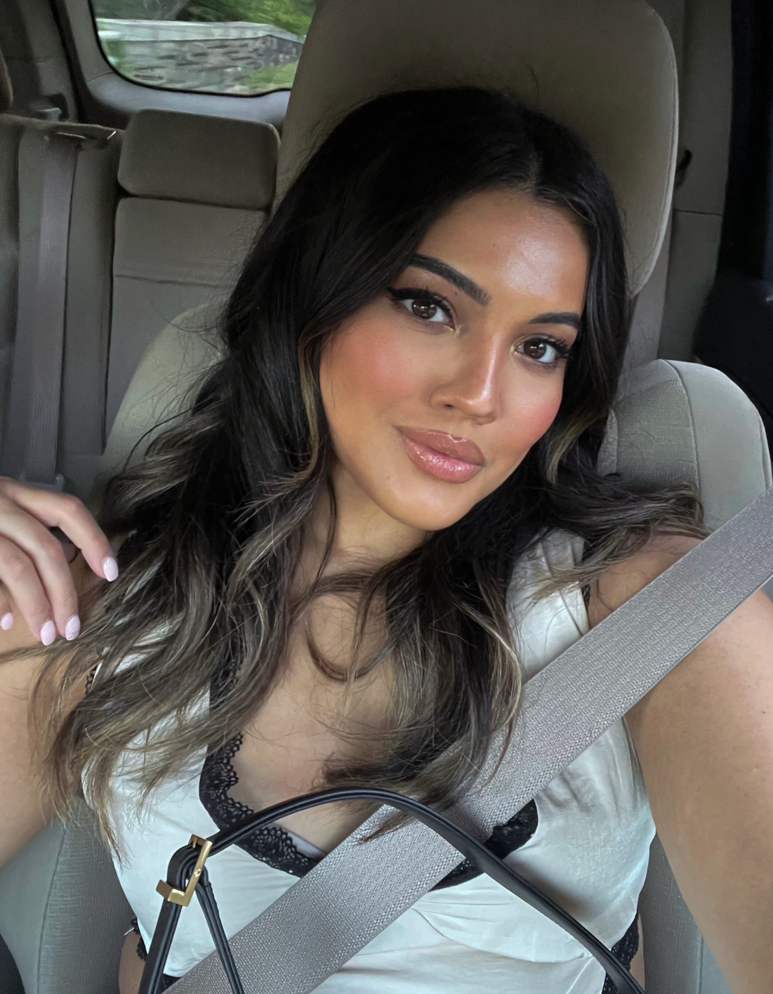 Lipstick shade: roller skates 
Lip liner shade: sweetest tea
Lip gloss shade: 001 pink 
Blush shade: 61 desire 