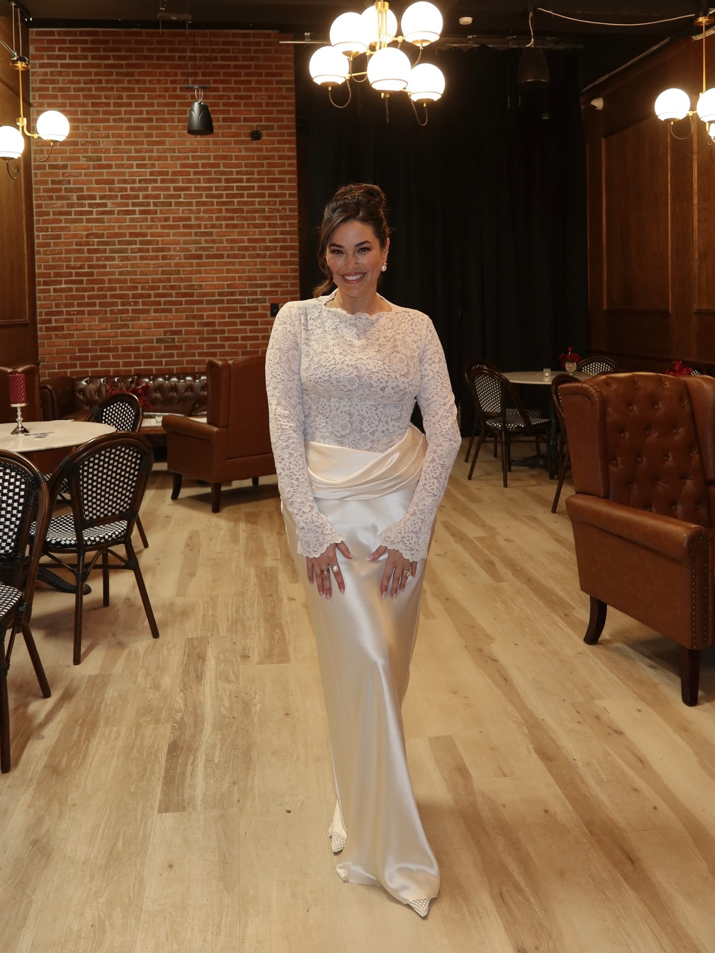 My dream bridal soirée ♥️🥀🍷 I really wanted my shower to be a bit more untraditional — so we did it at night, had chai-tini’s flowing (thanks @ketelone), played a game of pass the hot [idaho] potato & ate my favorite Italian comfort foods. Feeling so blessed for the incredible women in my life who traveled from all over to make my night so special 💋 Amoro No Mo’!